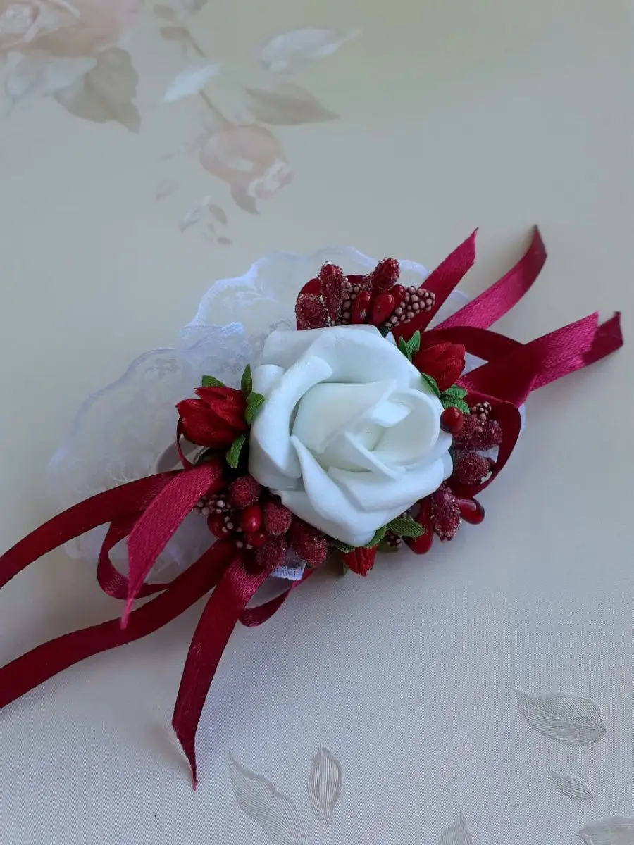 Бутоньерки для подружек невесты — браслеты из цветов для свидетельницы