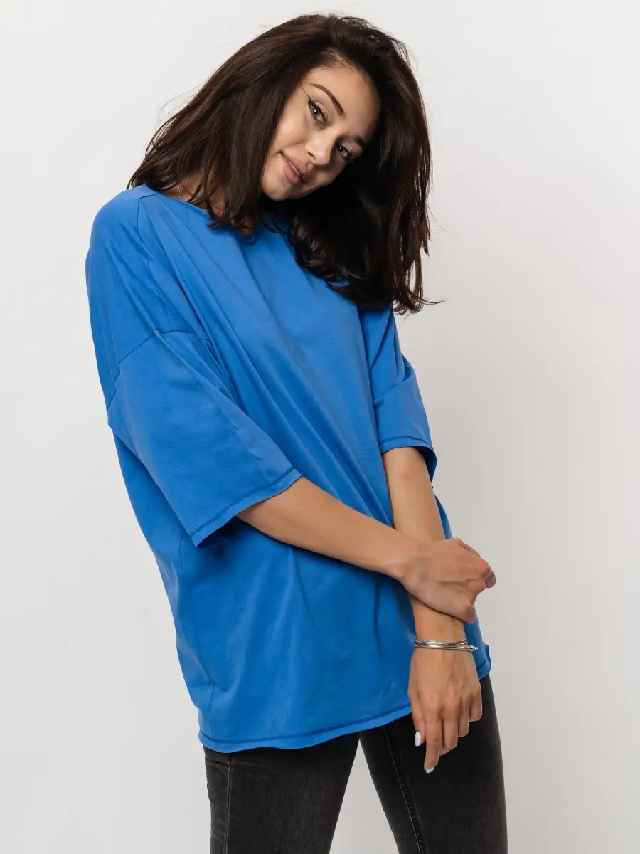 Серая майка женская оверсайз. Модель оверсайз. Оверсайз ремикс. Оверсайз ремикс. Стиль подростков 2022 в оверсайз.