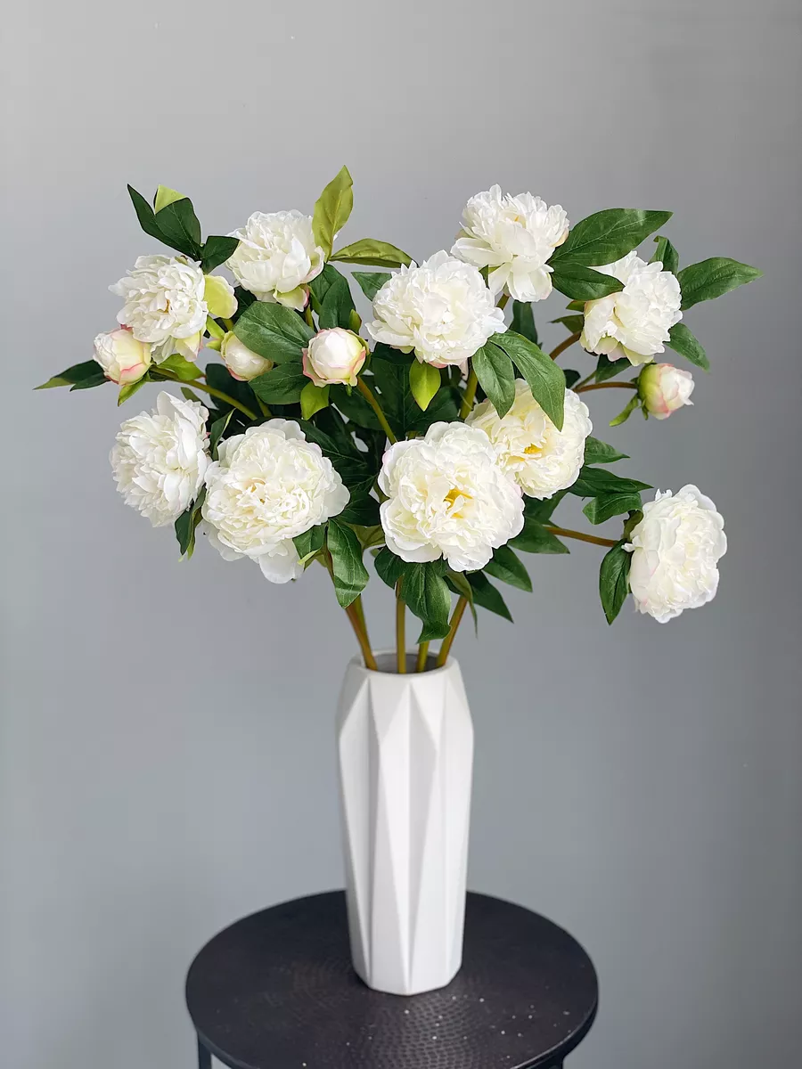 Белые розы в вазе дома: подборка картинок
