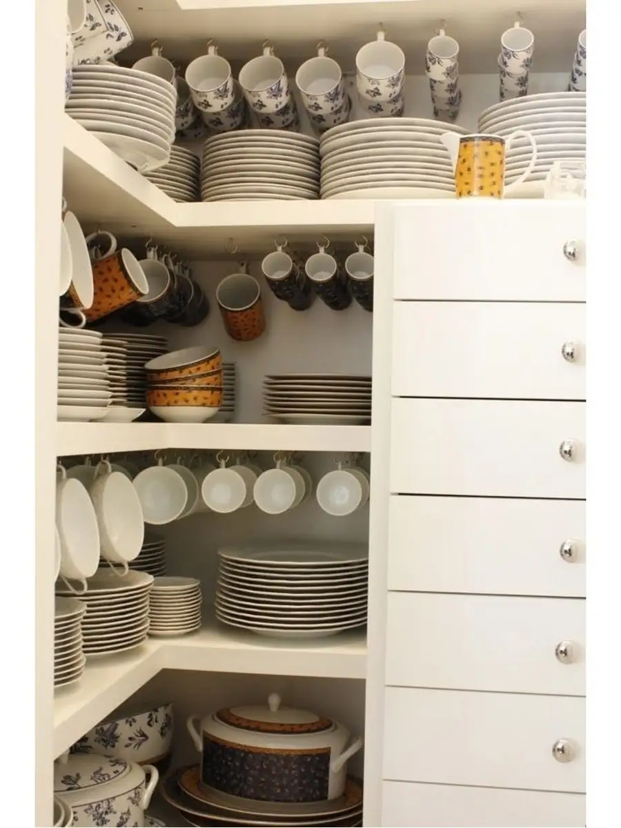 Место хранения редких предметов. Хранение кухонной утвари. Шкаф для хранения кухонной утвари. Расстановка посуды на кухне. Организация пространства на кухне.