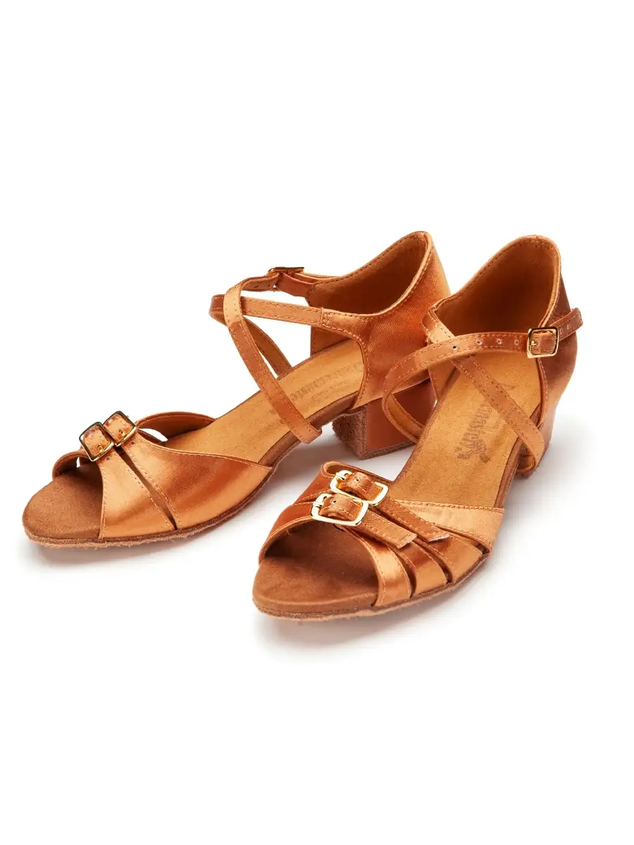 Рейтинговые туфли для танцев. Туфли рейтинговые для девочек эксе. Модели девушки кетфайт. Рейтинговые туфли. Танцевальные туфли для девочек.