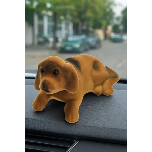 Собака на панель авто, качающая головой, малая