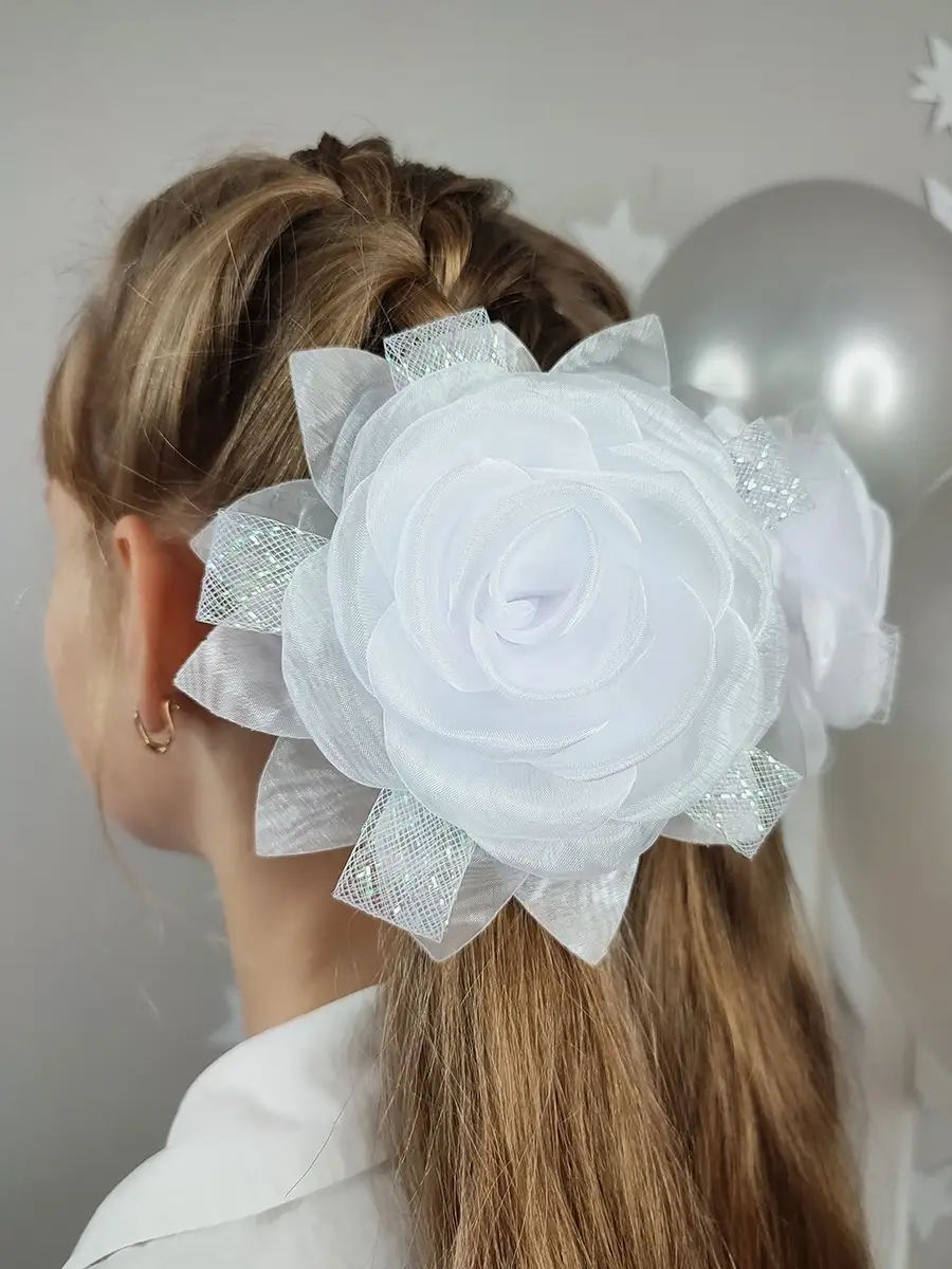 Банты для волос школьные. Банты для волос школьные. Бантики для первоклассницы. Белый бант. Первоклассница с бантами.