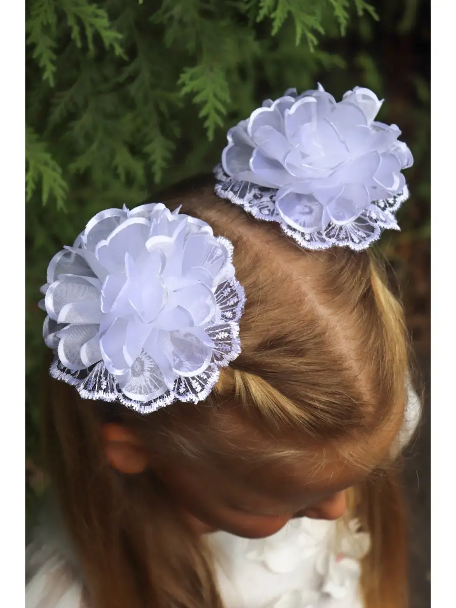 Большие банты на 1 сентября. Белые пышные банты на 1 сентября. Девочка с белыми бантами. Бант школьный белый. Школьные банты.