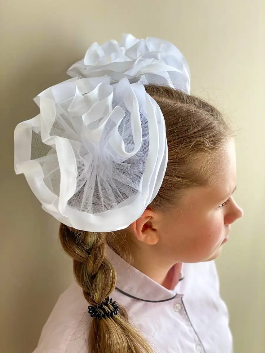 Белые банты на 1 сентября. Белые банты на 1 сентября. Бант школьный белый. Белые банты в школу. Девочка с бантом.