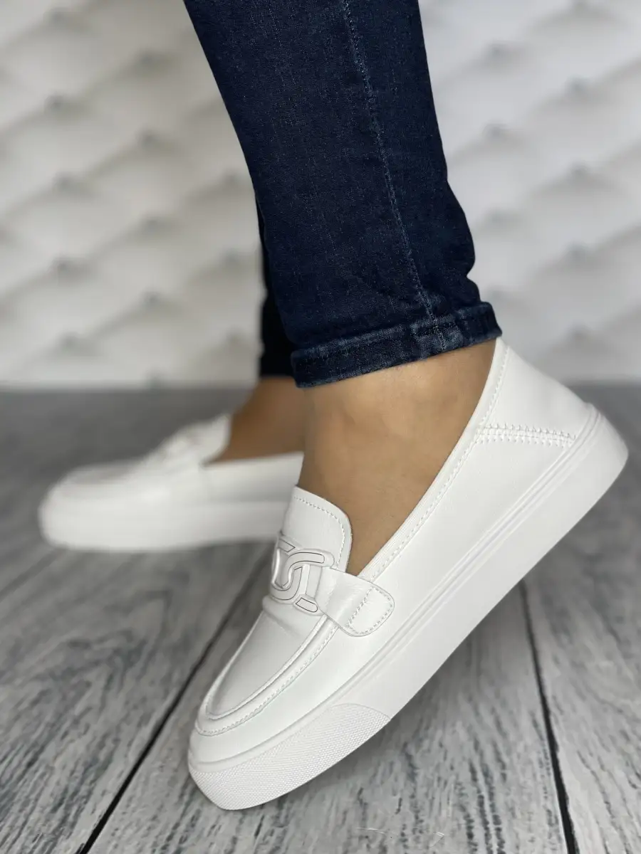 Слипоны (slip-on) обувь 2021. Слипоны на ногах. Слипоны на шнурках женские. Кроссовки-слипоны валберис. Vans slip on кожа.