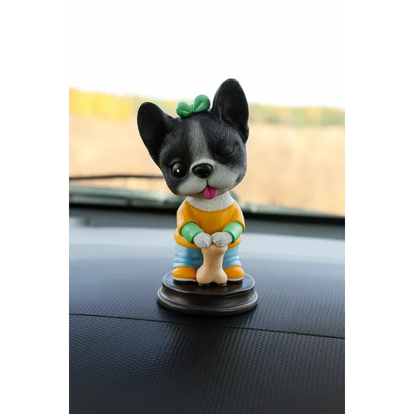 Собака качающая головой на панель авто